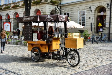 Lviv / ukrayna - 08 08 2019 : Lviv pazarı veya Rynok meydanı ve sokakları