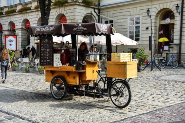 Lviv / ukrayna - 08 08 2019 : Lviv pazarı veya Rynok meydanı ve sokakları