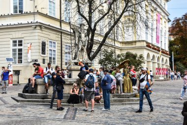 Lviv / ukrayna - 08 08 2019 : Lviv pazar meydanı. Rynok veya Pazar Meydanı