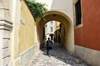 Lviv / Ukrayna - 08 20 2019 : Meryem Varsayımı Ermeni Katedrali, Ermeni avlusu