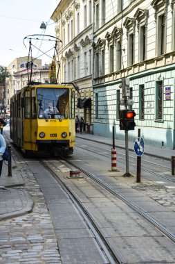 Lviv / Ukrayna - 08 20 2019 : Eski tramvay ve şehir silüeti