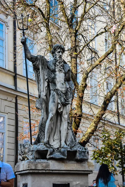 Lviv, market veya rynok meydanı / Ukrayna - 08 08 2019 : Neptün heykel çeşmesi