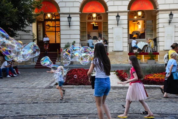 Львов Украина 2019 Уличный Артист Выступающий Шоу Мыльных Пузырей Детских — стоковое фото