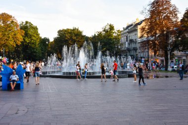 Lviv / Ukrayna - 08 08 2019 : Solomiya Krushelnytska Devlet Akademik Opera ve Bale Tiyatrosu yakınında yürüyen turistler