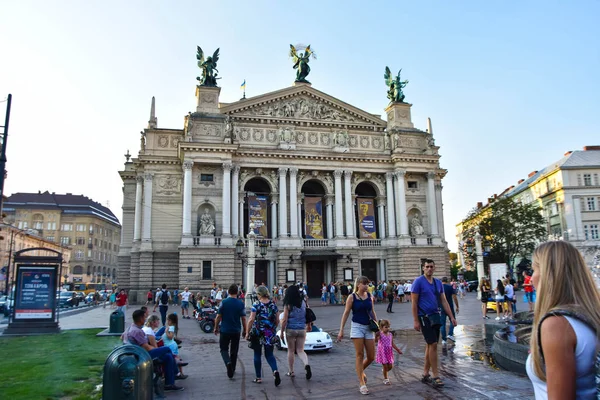 Lwów Ukraina 2019 Turyści Chodzą Pobliżu Solomiya Krushelnytska Państwowy Akademicki — Zdjęcie stockowe