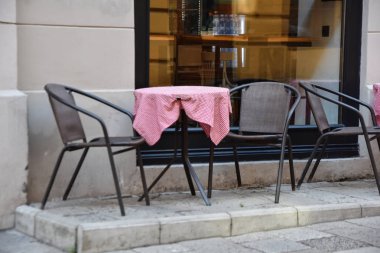 Restoran veya kafe nin sandalye ve masaları