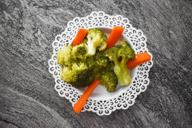 Brokoli, havuç, vejetaryen yemeği. sebze arka planı