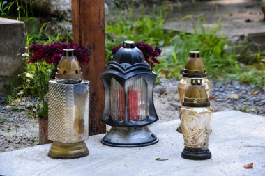 Adak mumları, mezardaki anıt mumlar. 