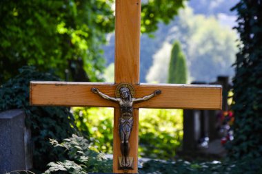 Eski bir mezarlıkta haç ve mezar taşı.  