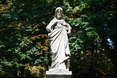 Mezarlıktaki İsa heykeli. Dini inançlar