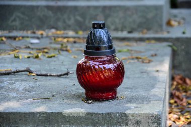 Adak mumları, mezardaki anıt mumlar. 