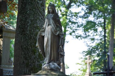 Mezarlıktaki melek heykeli. Dini inançlar