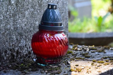 Adak mumları, mezardaki anıt mumlar. 