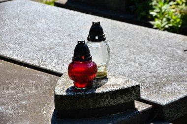 Adak mumları, mezardaki anıt mumlar. 