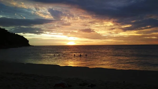 Personas Nadando Atardecer Kata Beach Phuket Tailandia — Foto de Stock