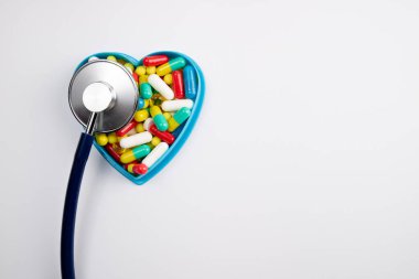 Steteskop ve kalp karışık hap. Tıbbi geçmişi. Kalp-damar hastalıkları, tıp ve sağlık bakım kavramı