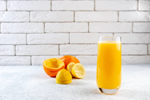 Jus Orange Citron Frais Sur Table Blanche Jus Agrumes Maison — Photo