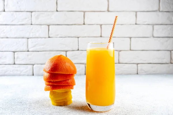 Beyaz masaya taze portakal ve limon suyu. Ev yapımı narenciye suyu. Sağlıklı gıda, beslenme ve antioksidan kavramı
