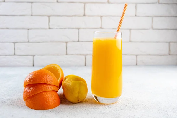 Beyaz masaya taze portakal ve limon suyu. Ev yapımı narenciye suyu. Sağlıklı gıda, beslenme ve antioksidan kavramı