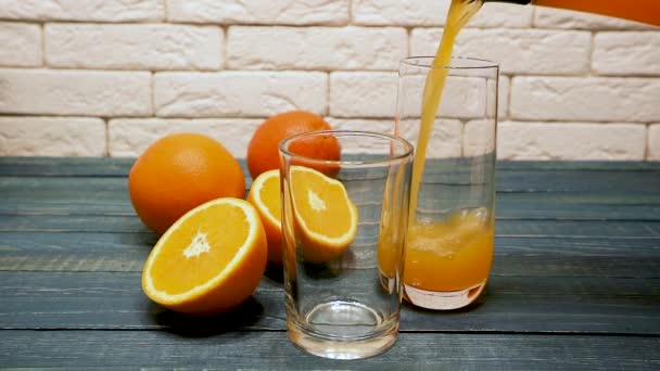 Jugo Naranja Vierte Vasos Sobre Una Mesa Madera Comida Saludable — Vídeo de stock