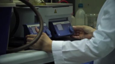 laboratuarlarda çalışan bilim adamı