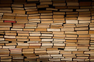Bir yığın eski kitap dekorasyon olarak