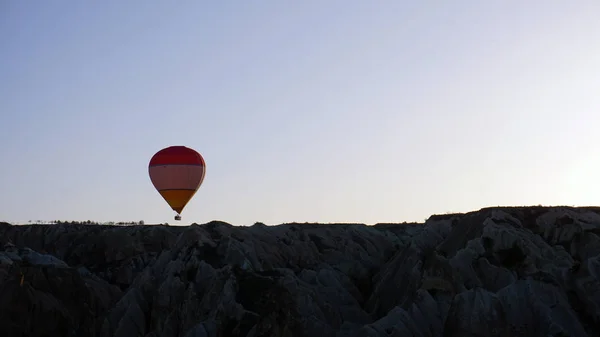 Kapadokya ballons ve dağ gökyüzü