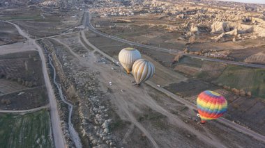 Bir balon tarafından bir güneş doğarken Kapadokya'da seyahat etmek