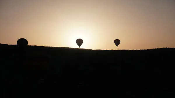 Ταξιδεύουν Ένα Μπαλόνι Μια Ανατολή Του Ηλίου Στην Καππαδοκία — Φωτογραφία Αρχείου