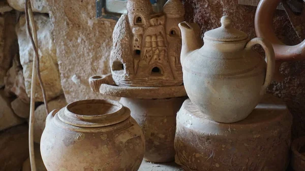 Çamurdan yapılmış sürahi ve minyatür ev