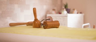 Masaj tablo Maderotherapy Anticellulite massaches için bir araçtır..