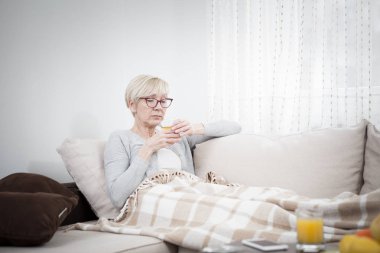 Orta yaşlı kadın üzgün, hasta ve yalnız. Ona yardım edecek kimse yok. O hasta..
