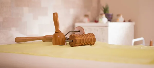 Masaj tablo Maderotherapy Anticellulite massaches için bir araçtır..