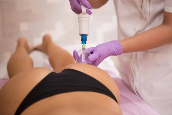 Bir terapist bir yöntem vakum bardak seksi kız üzerinde uygular..
