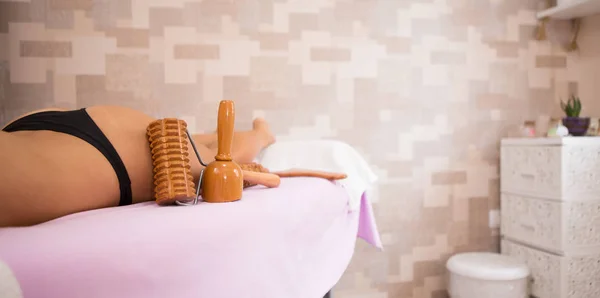 Sıcak kız masaj masası yanında açık Maderotherapy ahşap masaj araçlar içindir.