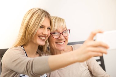Güzel genç sarışın annesiyle selfie çekiyor..