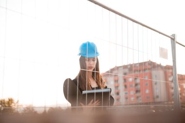 Güzel bir bayan müfettiş şantiyede her şeyin plana uygun gittiğinden emin olmak için kontrol ediyor..