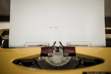 Bitiş noktasının yazılı olduğu kağıda yakın çekim .