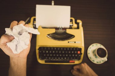 Yazar önünde daktilo ve o hiç ilham bugün..