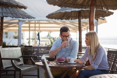 Genç sarışın erkek arkadaşından ayrılmak istiyor ve o buna inanamadı..