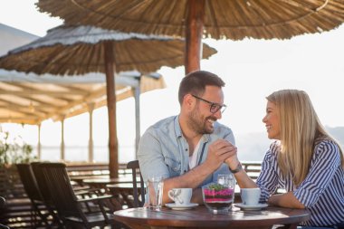 Zengin programcı ve güzel sarışın kız nehirde bir kafede oturuyor ve aşklarının güzel anlarının tadını çıkarıyor..