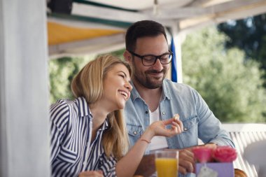 Sevgi dolu bir çift, en sevdiğiniz restoranların keyifli atmosferinde kahvaltı yapıyor ve çok mutlular..