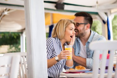 Güzel sarışın şaşırdı, erkek arkadaşının ona yapmak istediklerine inanmıyor..