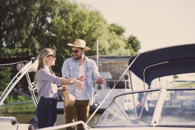 Yakışıklı genç bir öğretmen güzel sarışın bir sürat teknesi araba kullanmayı açıklar..