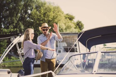 Yakışıklı bir genç adam güzel bir sarışın ne zaman o hız sürat teknesi dışarı düşebilir çünkü o dikkatli olması gerektiğini açıklar.