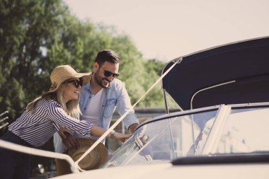 Genç bir çift bir sürat teknesi kiralama ve bir yerde denizde yalnız olmak istiyor.