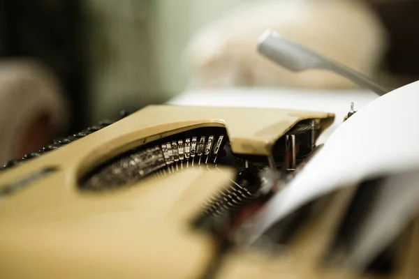 Schließen Der Mechanik Der Alten Gelben Schreibmaschine — Stockfoto