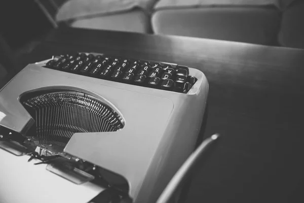 Una Imagen Blanco Negro Viejas Máquinas Escribir Sobre Una Mesa — Foto de Stock