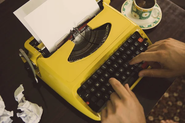 Writer Uses Old Typewriter Drinks Coffee While Typing — Stock Photo, Image