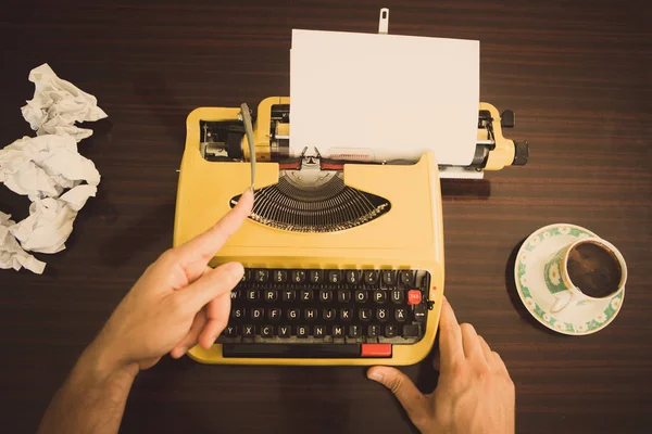 Escritor Está Digitando Texto Uma Velha Máquina Escrever Amarela Começa — Fotografia de Stock